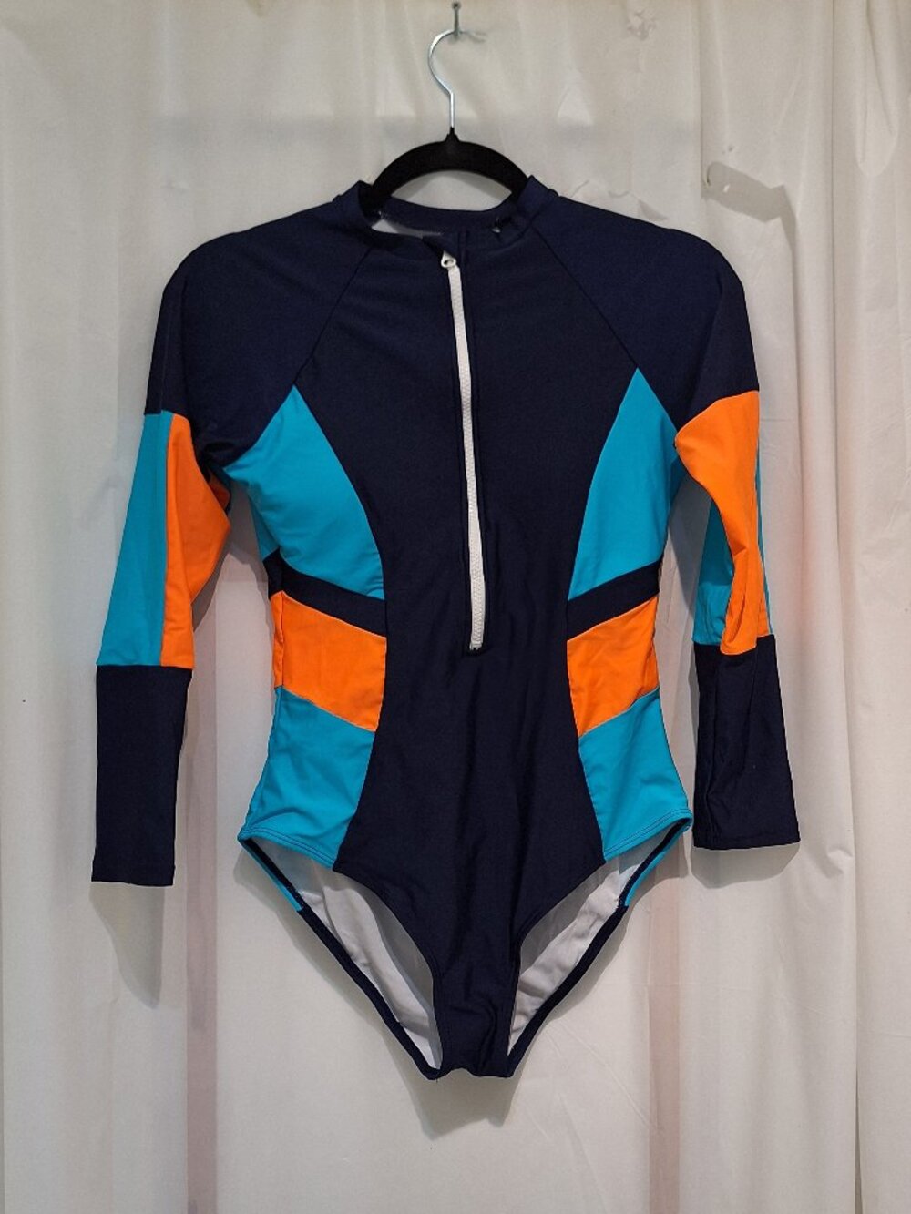 Long sleeve bathing / swim / athletic wear Size Medium NWT